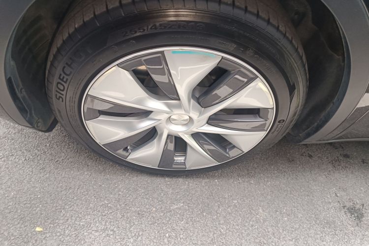 Tesla Model Y 2023 car image #9