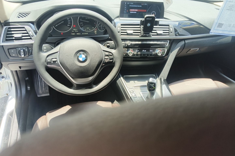 BMW 3 Series 2019 car image #10