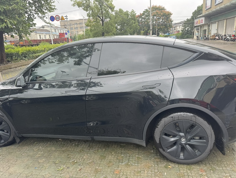 Tesla Model Y 2023 صورة سيارة #3