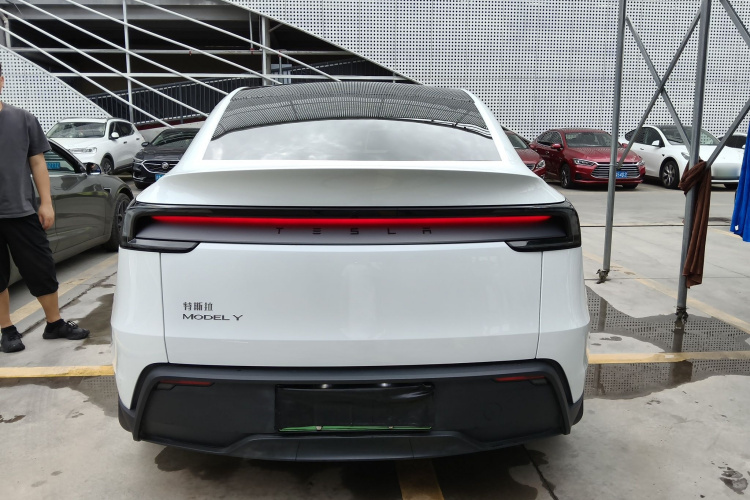 Tesla Model Y 2025 #4 Tesla Model Y 2025 car image #4
