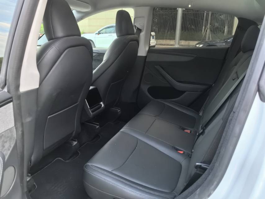 Tesla Model Y 2025 #6 Tesla Model Y 2025 car image #6