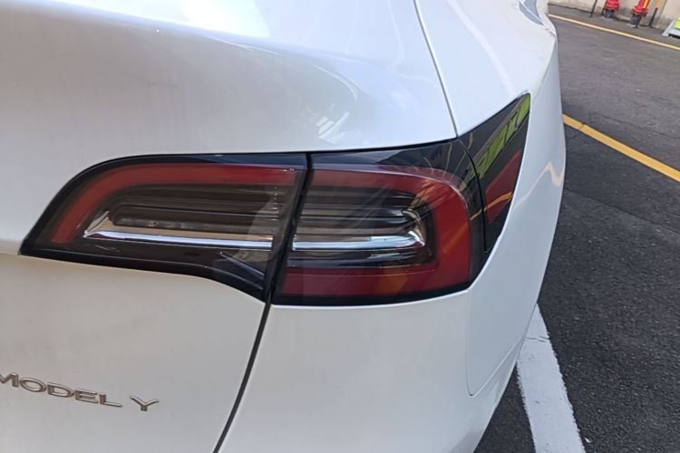 Tesla Model Y 2023 immagine di auto #8