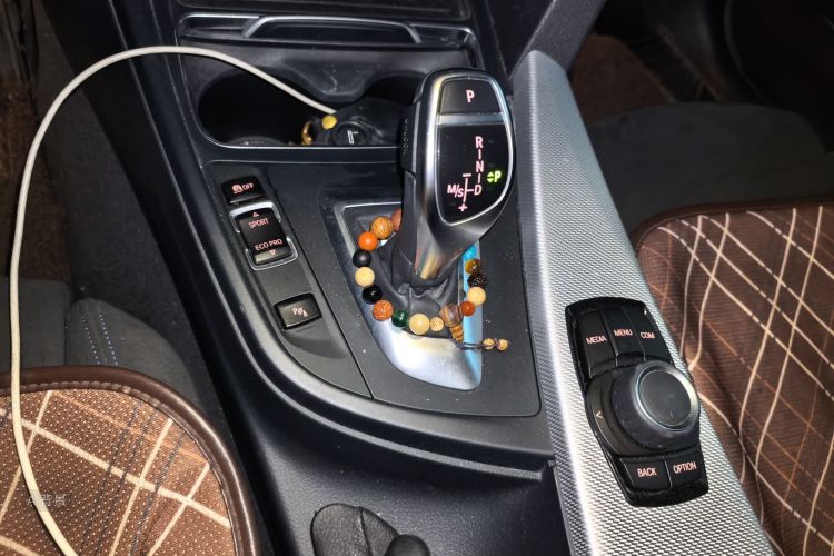 BMW 3 Series 2018 car image #16