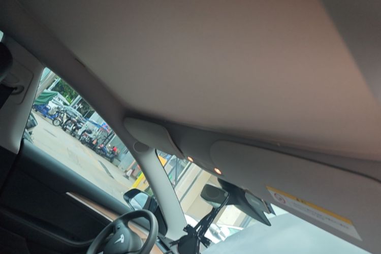 Tesla Model 3 2023 car image #20