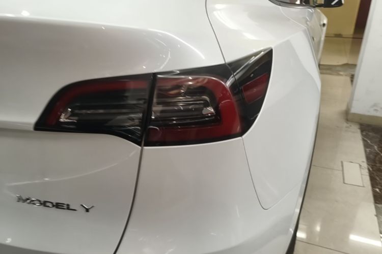 Tesla Model Y 2022 car image #8