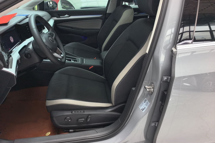 Volkswagen Golf 2023 car image #13