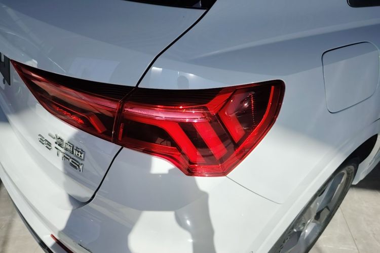 Audi Q3 2022 car image #8