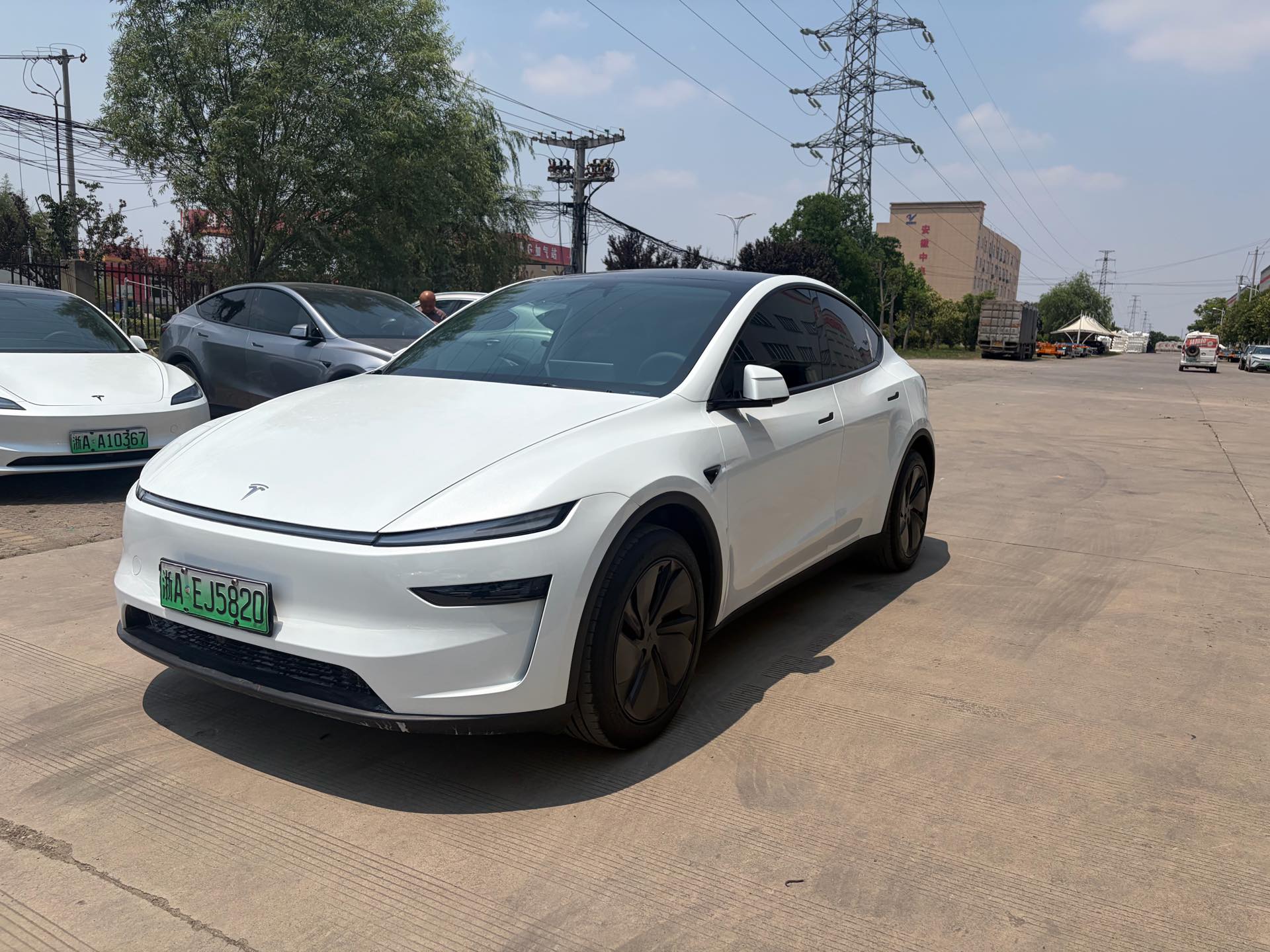 Tesla Model Y 2025 car image 