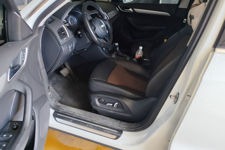 Audi Q3 2017 car image #18