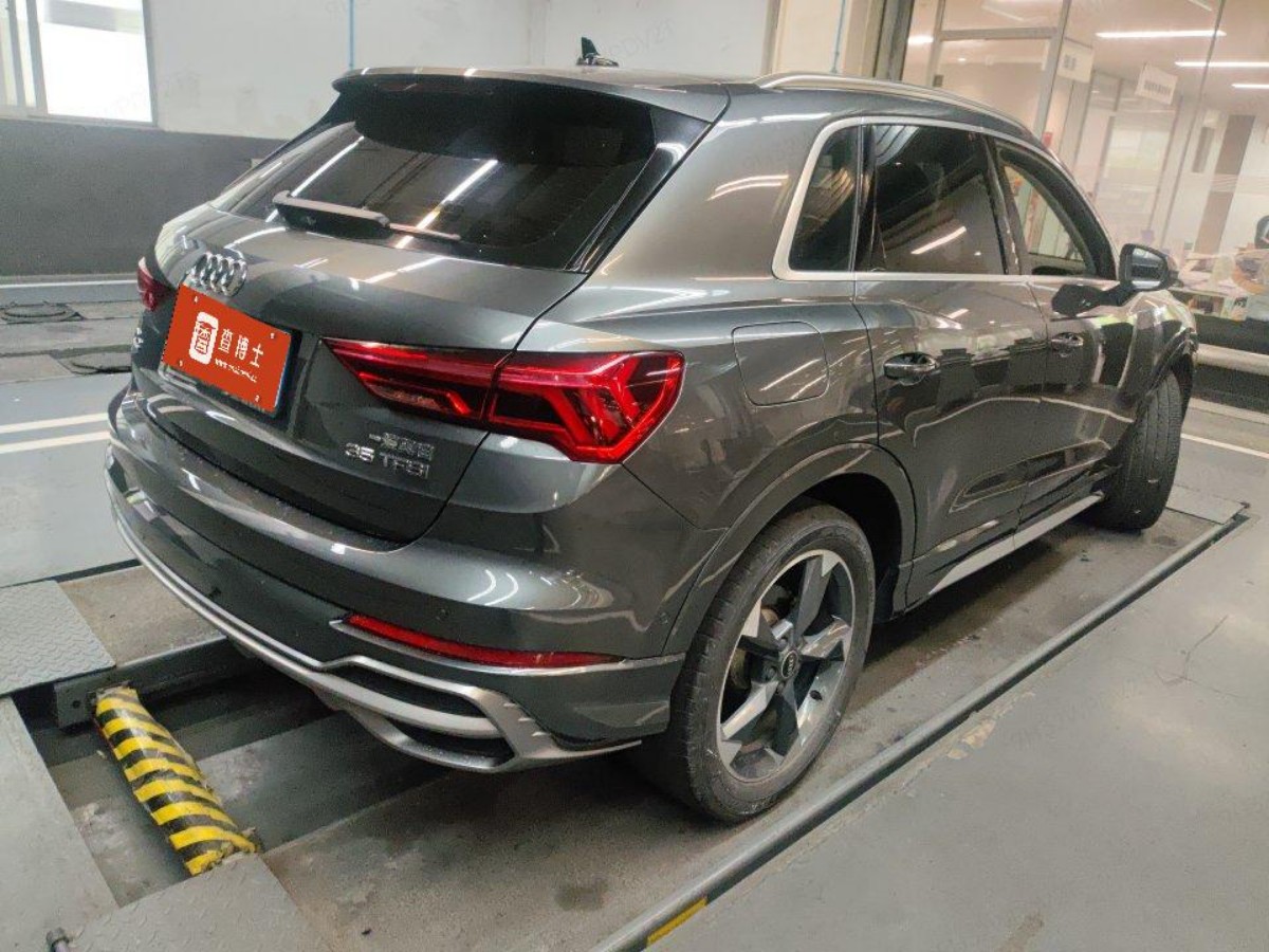 Audi Q3 2023 car image #2