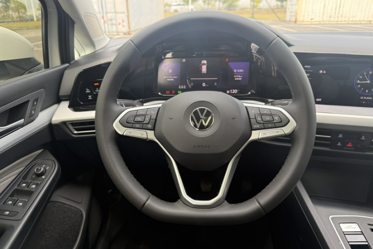 Volkswagen Golf 2023 car image #10