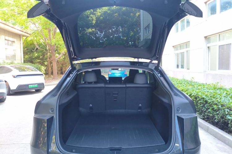 Tesla Model Y 2025 car image #21