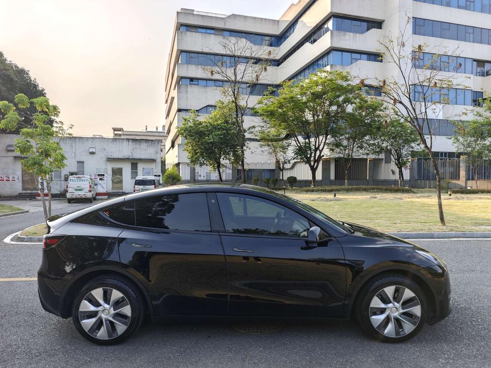 Tesla Model Y 2023 #8 Tesla Model Y 2023 car image #8