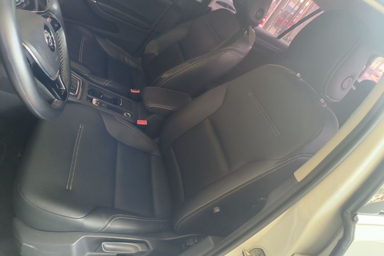 Volkswagen Golf 2017 car image #15