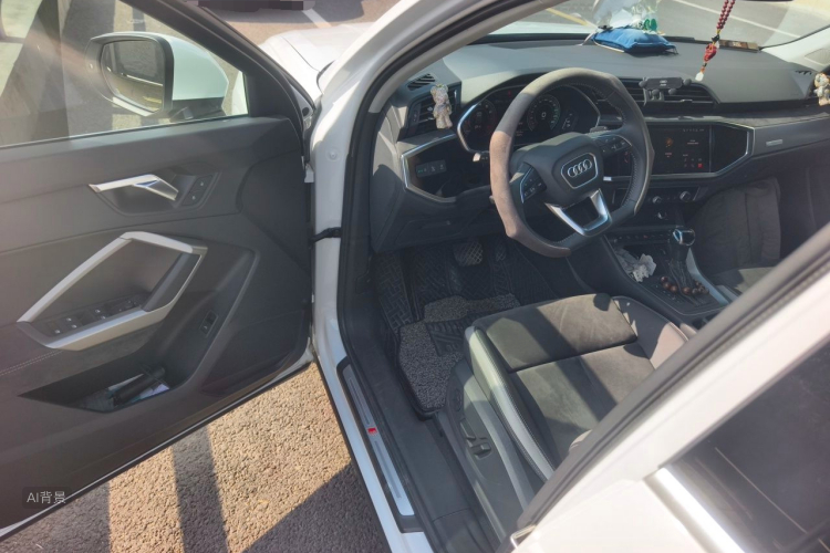 Audi Q3 2021 car image #18