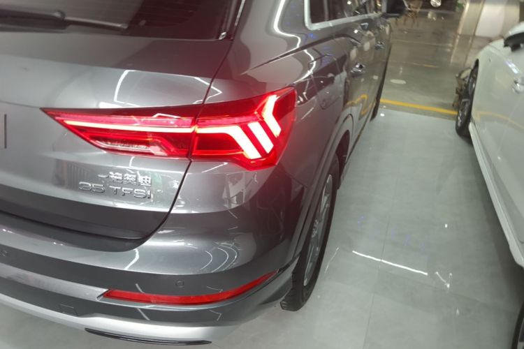 Audi Q3 2021 car image #8