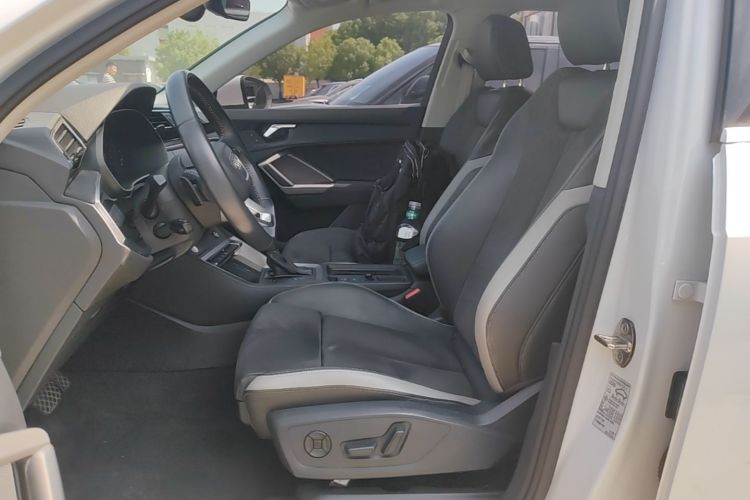 Audi Q3 2020 car image #15