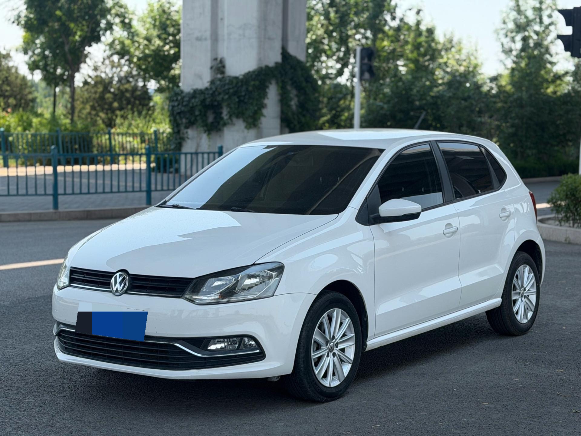 Volkswagen Polo 2015 car image 