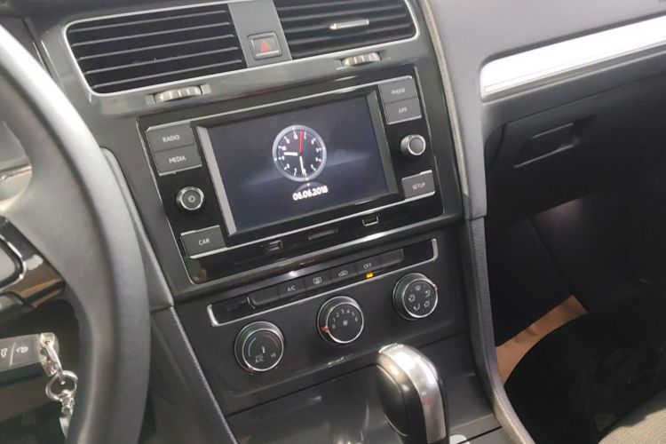 Volkswagen Golf 2018 car image #13