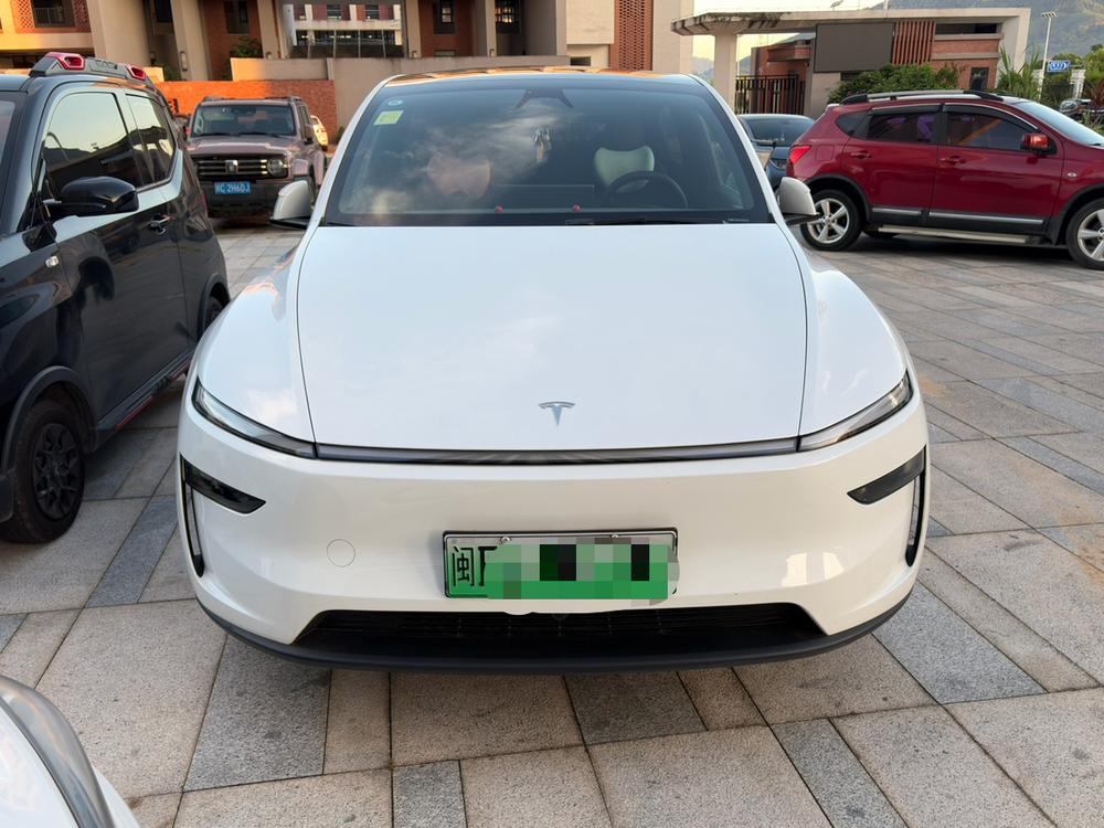 Tesla Model Y 2026 car image #2