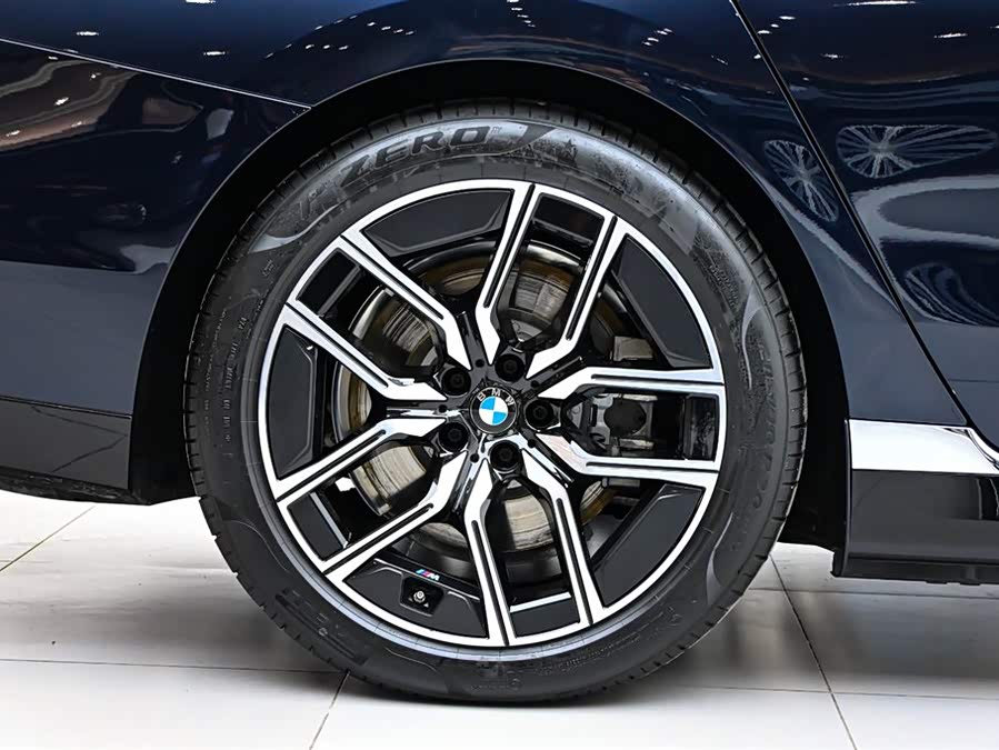 BMW i7 2024 car image #39