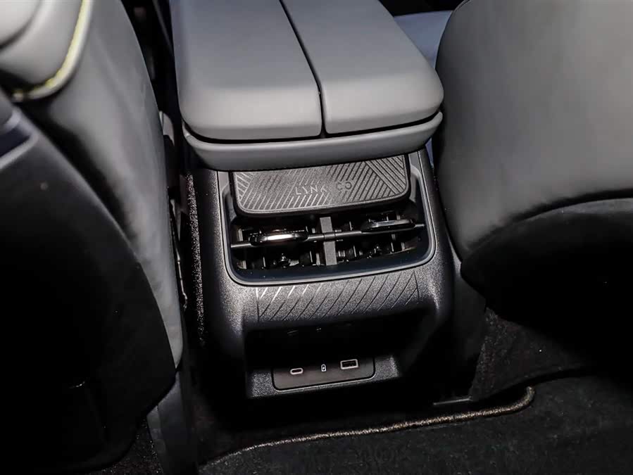 Lynk & Co 08 EM-P 2024 car image #39