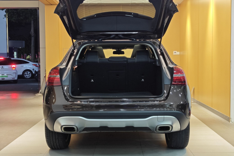 Mercedes-Benz GLA Class 2018 immagine di auto #39