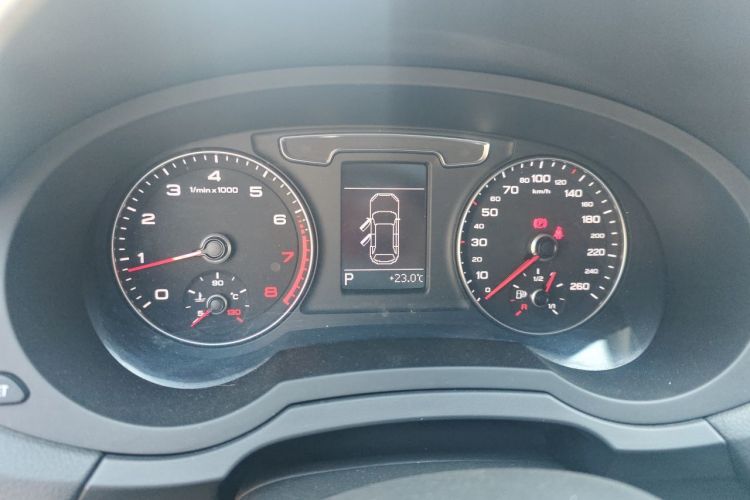 Audi Q3 2018 car image #12