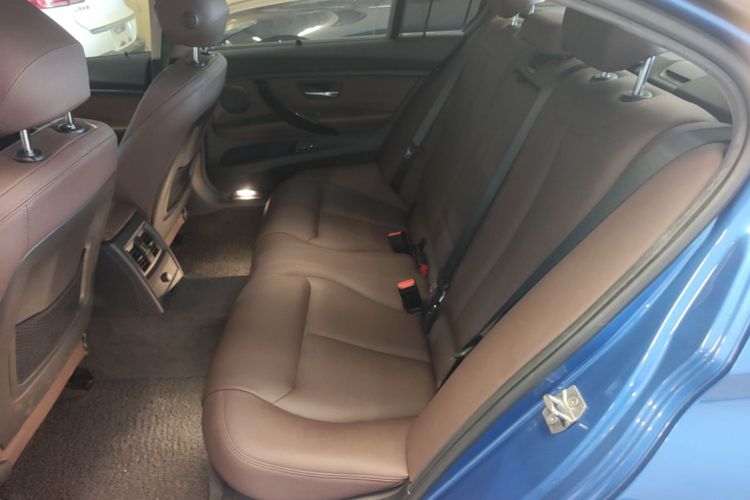 BMW 3 Series 2018 car image #17