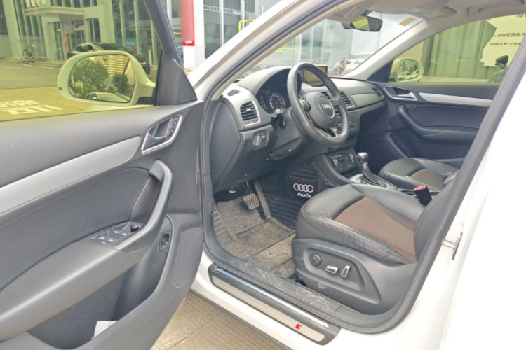 Audi Q3 2019 car image #16