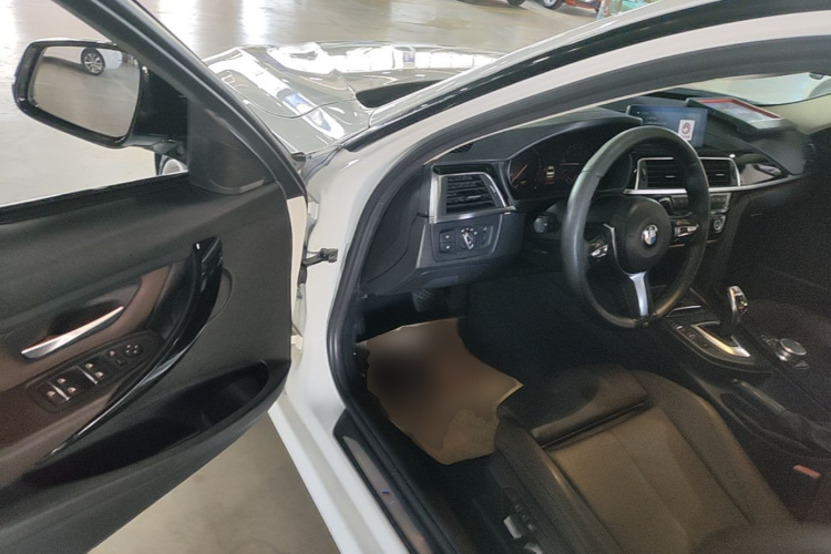 BMW 3 Series 2018 imagem de carro #16