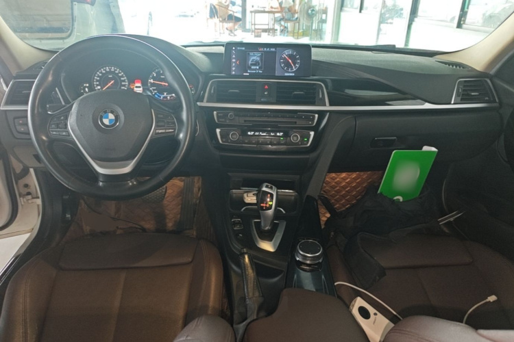 BMW 3 Series 2018 car image #10