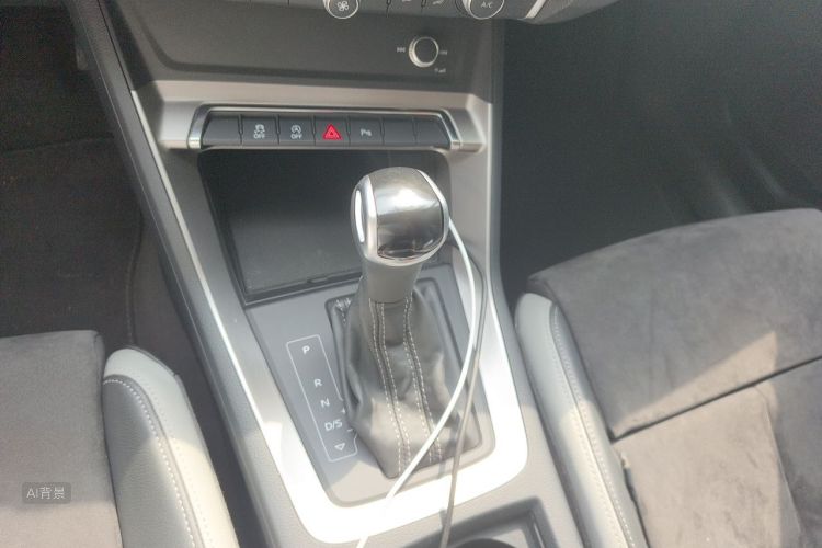 Audi Q3 2019 car image #16