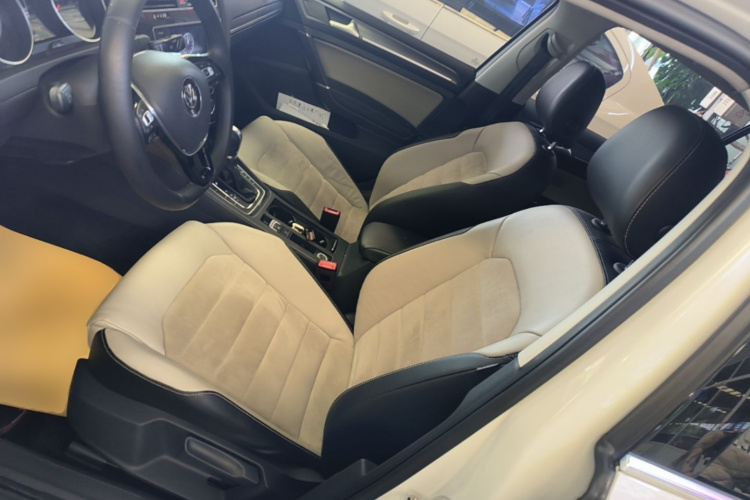 Volkswagen Golf 2017 car image #15
