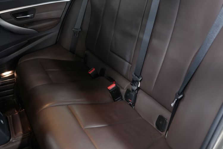 BMW 3 Series 2018 car image #12