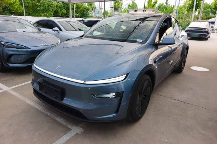 Tesla Model Y 2025 #2 Tesla Model Y 2025 car image #2
