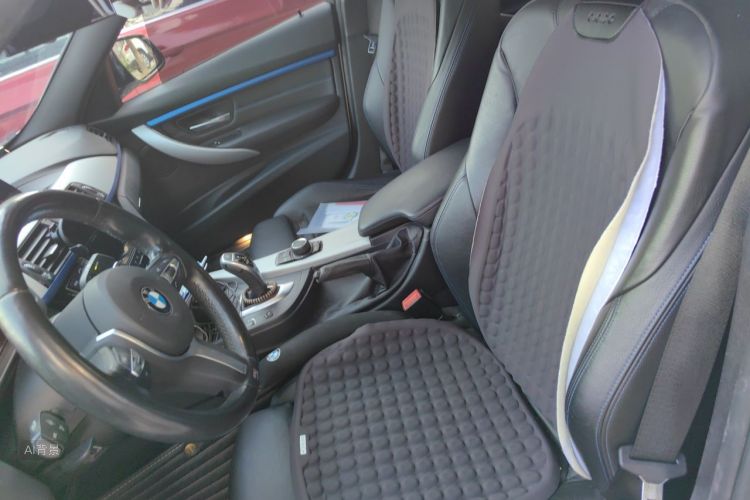 BMW 3 Series 2018 car image #17