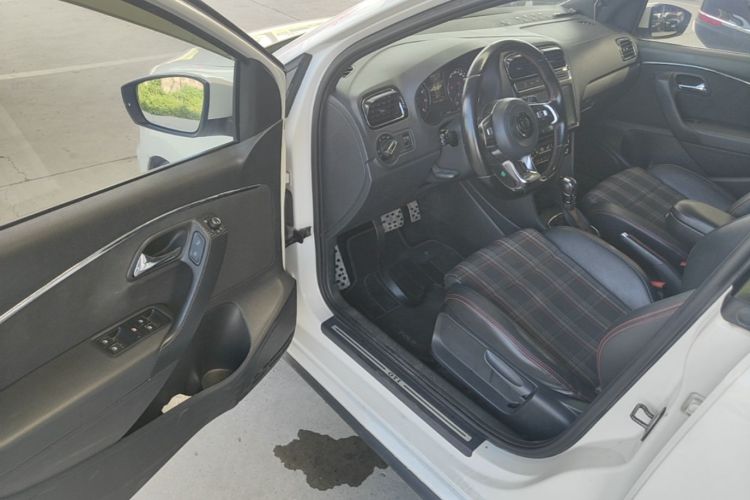 Volkswagen Polo 2015 #16 Volkswagen Polo 2015 car image #16