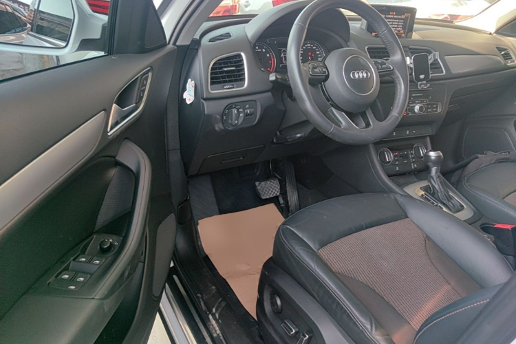 Audi Q3 2017 car image #16