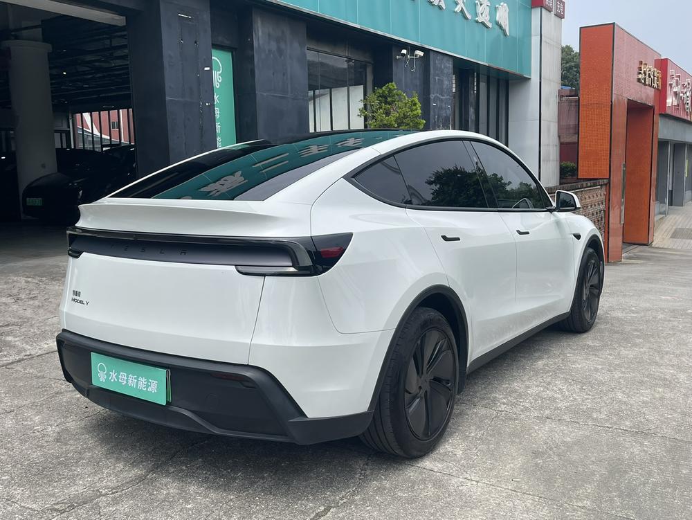 Tesla Model Y 2025 #7 Tesla Model Y 2025 car image #7