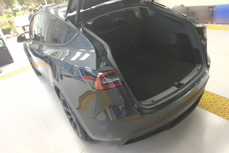 Tesla Model Y 2024 #5 Tesla Model Y 2024 car image #5