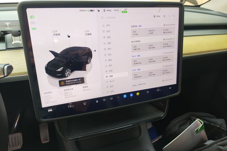 Tesla Model Y 2023 car image #13