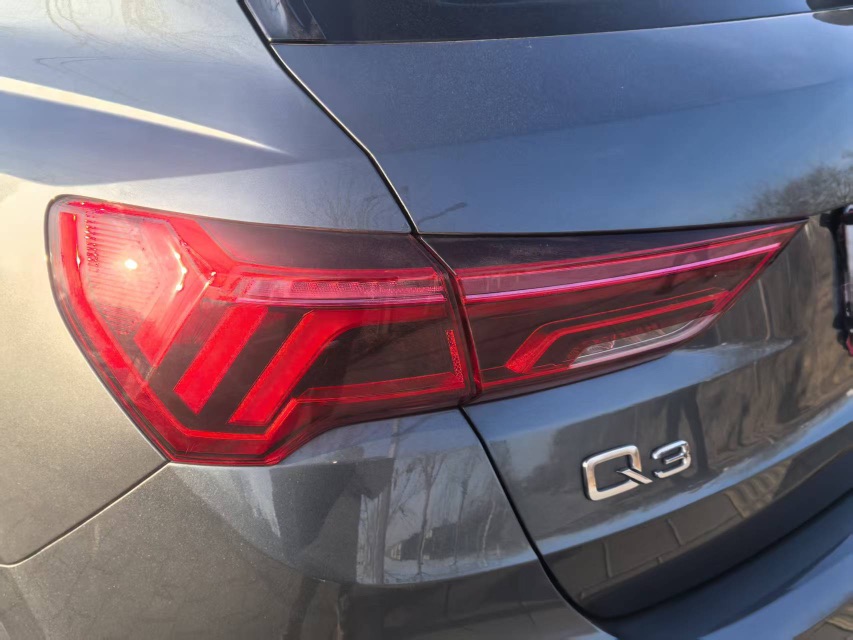 Audi Q3 2023 car image #7