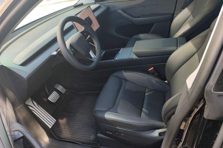 Tesla Model Y 2025 #17 Tesla Model Y 2025 car image #17