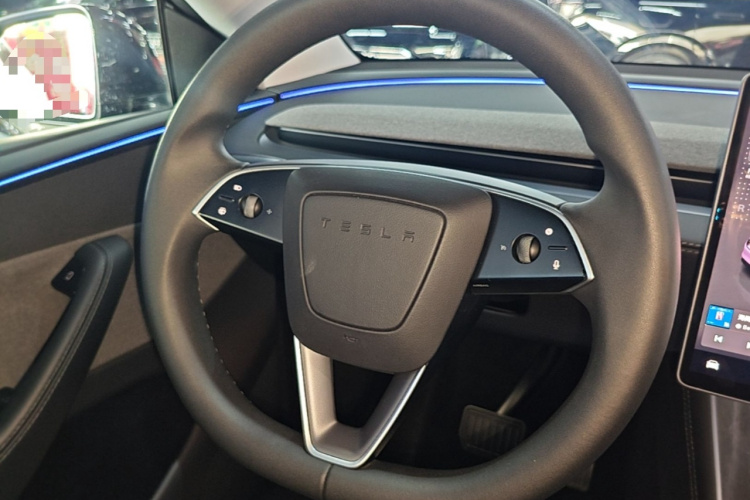 Tesla Model Y 2025 #11 Tesla Model Y 2025 car image #11
