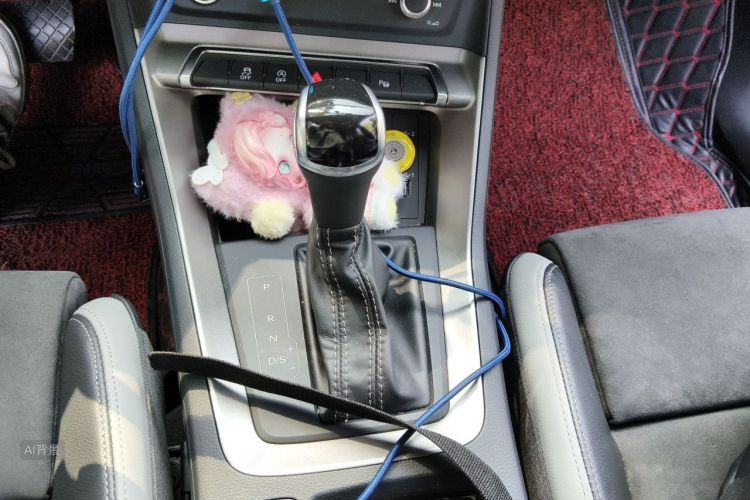 Audi Q3 2020 car image #16