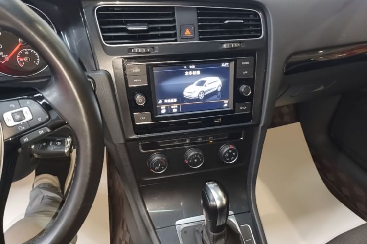 Volkswagen Golf 2018 car image #13