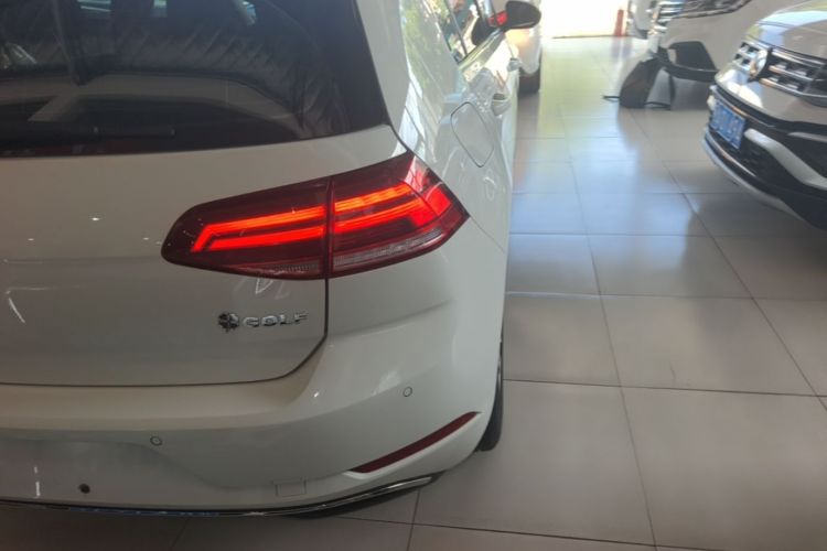 Volkswagen Golf 2019 car image #8