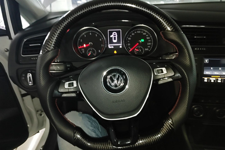 Volkswagen Golf 2017 car image #11