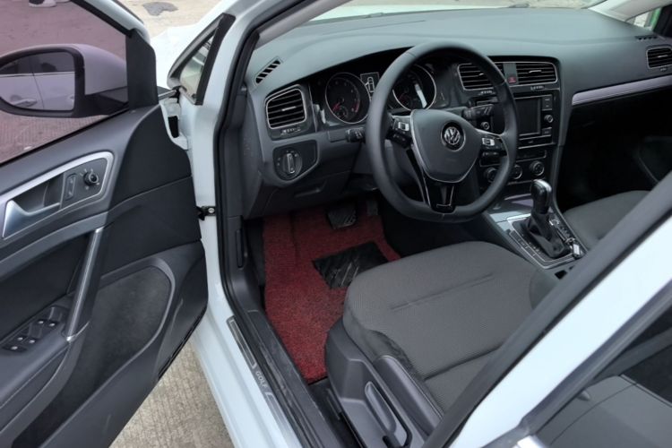 Volkswagen Golf 2018 car image #12